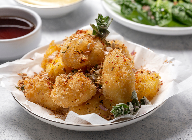 Petites boules de mozzarella frites panées au Panko épicé